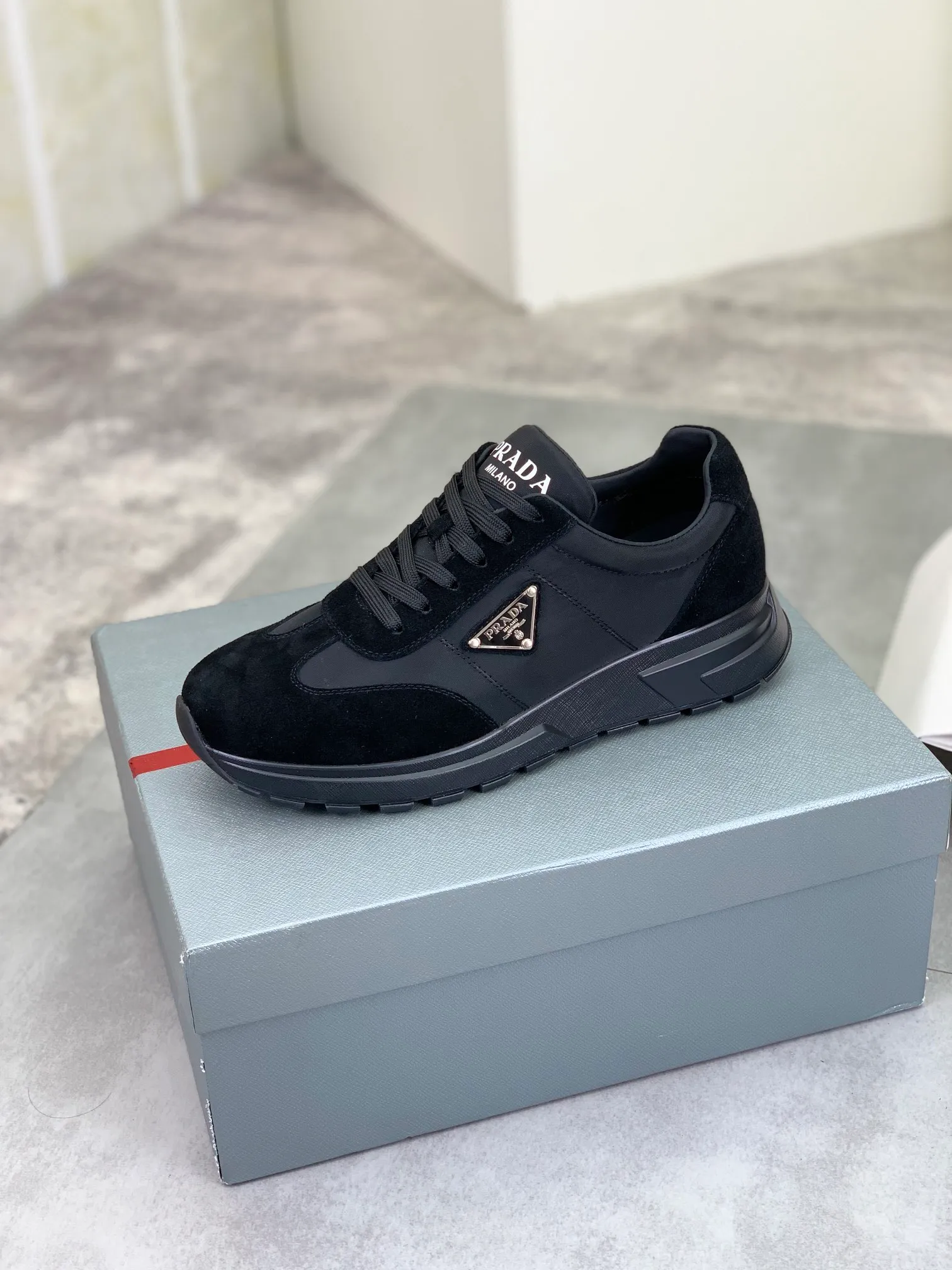 Men's shoes 💰P562💰[New model] The top version is available on the official website, 🆘 The trendy brand (PRADA) mainly promotes the popular model, avant-garde and versatile fashionable men's shoes, private version mold opening, cowhide surface splicing 1:1 replica... fashionable and simple, original imported cowhide and lining cowhide feet; the atmosphere and personality are more fashionable, eye-catching and pursuing class. It will subvert the old idea and be a must-have for fashion trendsetters with you! Must keep it for yourself! Tall and comfortable, large and low, high-end quality workmanship. Code number: 38-44 (45 customized) 4️⃣ colors available.
